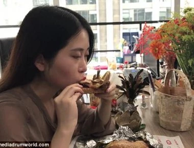 Κινέζα κόβει λαχανικά με πιστωτικές κάρτες και μαγειρεύει ένα ολόκληρο κοτόπουλο στο γραφείο (φωτό, βίντεο)